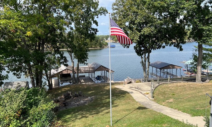 Williamstown Cottage | Lakeside Serenity Retreat