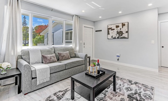 Hallandale Beach Apartment | Lakeside View: Trendy design & Near Beach
