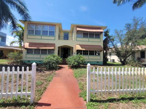 Crescent Lake Apartment | Lakeview Apt at Crescent Lake