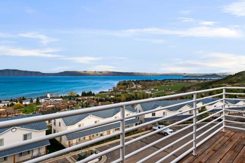 Harbor Village Apartment | Lakeview Condo 941-1