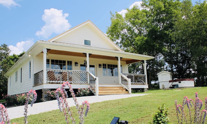 Dandridge Cottage | LakeView Farm with Smoky Mountain and lake views