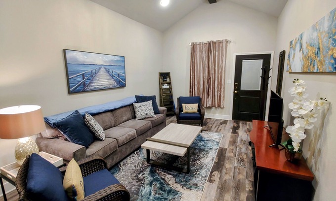 Mid America House | Lakeview Getaway B - Perfect for Couples or families