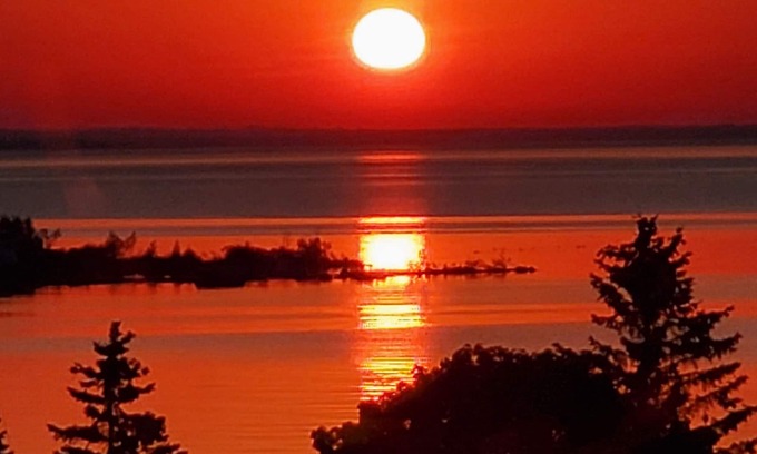 St Ignace House | Lakeview Getaway with stunning sunrises