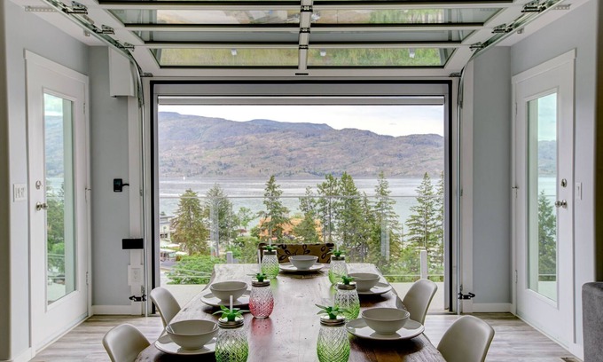 Central Okanagan House | Lakeview Holiday home with putting green and hot tub