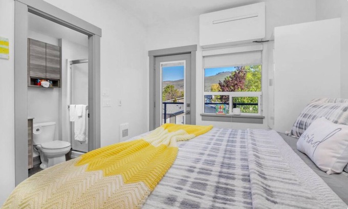 Vernon Resort | Lakeview King Studio Suite with Full Kitchen – $2,000/Month Rental in Vernon, BC