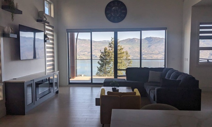 Central Okanagan House | Lakeview Vineyard Estate/Hot tub & Snooker/Games Room