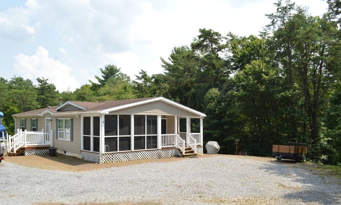 Calvin House | LAKEWAY GETAWAY - 6.5 acres with hiking trails. Raystown Lake Area. DOG FRIENDLY