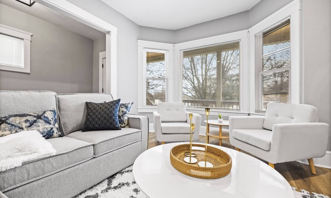 Edgewater Apartment | Lakewood Modern 2 beds mins from DTCLE