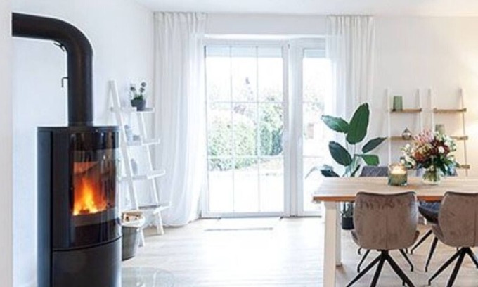 Eckersdorf House | Landhaus Fantaisie - Wohnen Nahe Schloßpark mit Kamin u Garten für 1-5 Personen