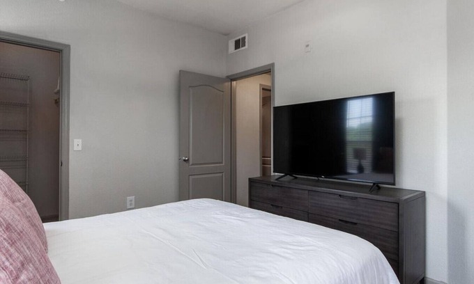 Cedar Park Apartment | Landing at Lakeline Parmer Lane - 2 Bedrooms in Downtown Austin
