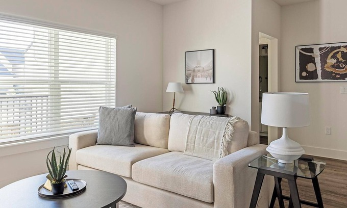 Venus Apartment | Landing | Beautiful 2BD, Gym, Pool