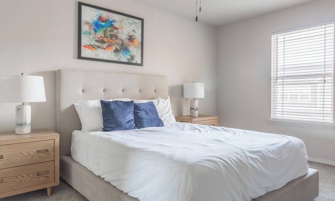 Broken Arrow Apartment | Landing | Chic 1BD, Courtyard, Gym