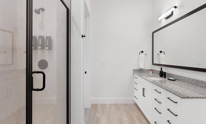 Denton Apartment | Landing | Chic 1BD, Gym