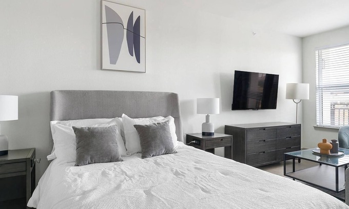 Northside Apartment | Landing | Chic Studio, Gym, Pool