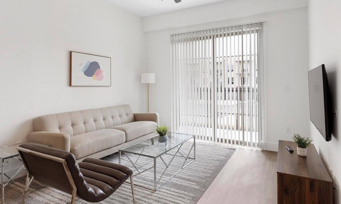 Denton Apartment | Landing | Modern 1BD, Gym