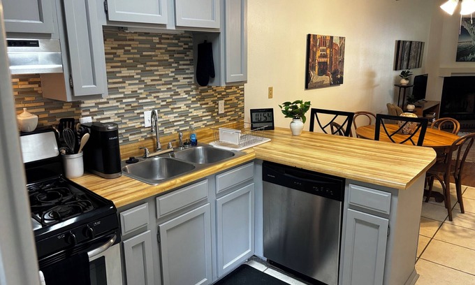 Northeast Pensacola Apartment | Landing pad - under 2 miles to airport, 2 br, Free parking, WiFi
