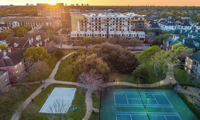 Houston Apartment | Landing | Spectacular 2BD, Tennis Court, Gym