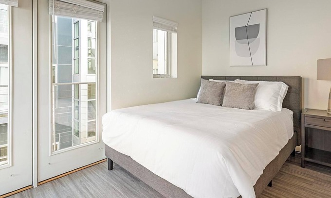 Pearl District Apartment | Landing | Spectacular Studio, Courtyard, Gym