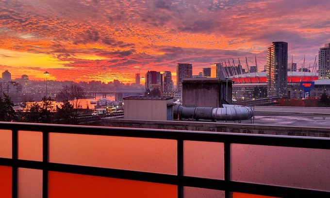 Strathcona Condo | Landmark Views Condo | Licensed | Parking | Soundbar | Near BC Place, Amtrak