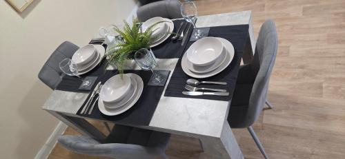 Warwick Apartment | Langcliffe House - 3 Bed, Sleeps 5 - Garden, Parking & Wifi - Warwick