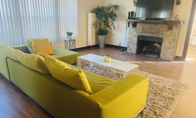 Larchmont Bed & Breakfast | Larchmont Village stunning upper duplex lots of light 3bd 3ba personal Air units