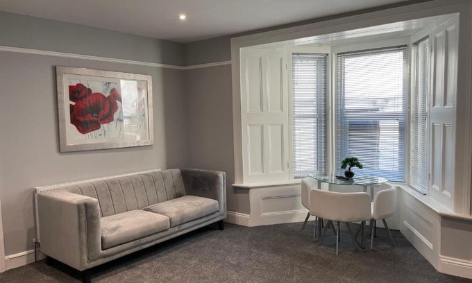 Plymouth Apartment | Large 1 Bedroom Flat With Private Parking