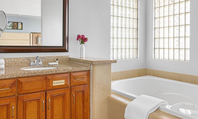 Palm Desert Hotel | Large 1 bedroom hotel room with WiFi, fitness room in Marriott Palm Desert