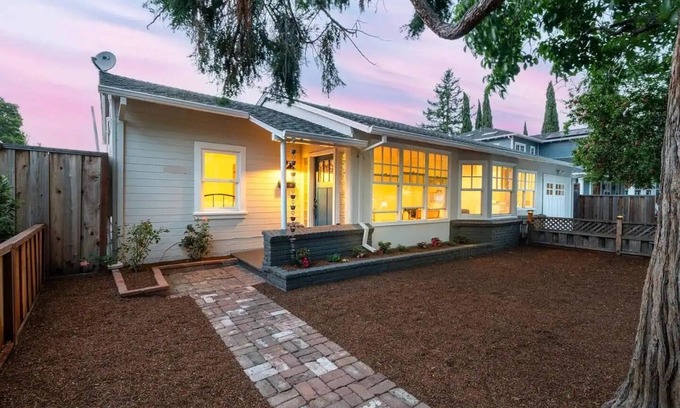 Shoreline West House | Large 2BD, 2BA Private Whole House Walking Distance from Downtown Mountain View!