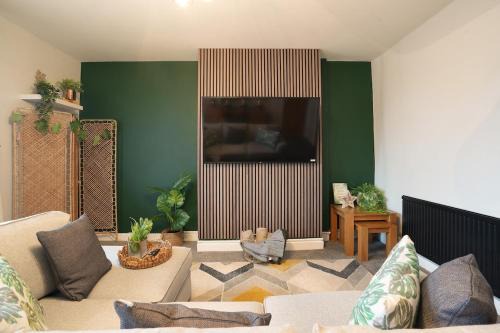 Hillsborough Apartment | Large 3 Bed Home, Wisewood, FREE Parking, Great for Groups - Hosted by Stay Host Save