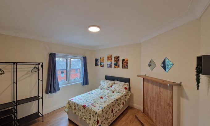 North Finchley House | Large 3 bedroom apartment ideal for groups