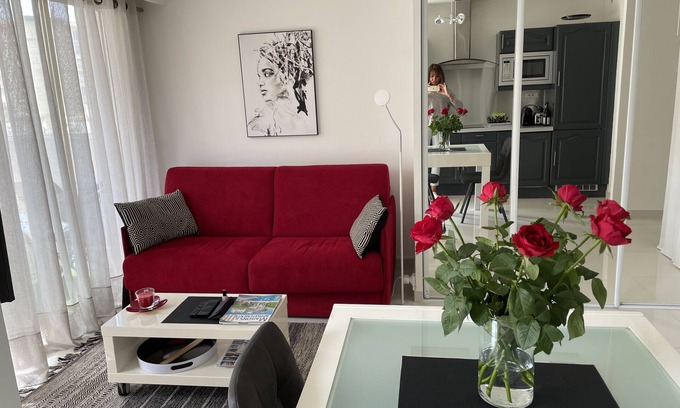 Cannes Old Town Apartment | Large 32m2 studio, sea view balcony, square Mistral, 100m from the sea