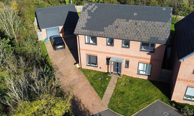 Dinas Powys House | Large 4 Bedroom House - 15 Mins to Cardiff Central