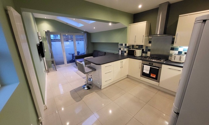 Hammersmith and Fulham House | Large 4 Bedroom House In Central London