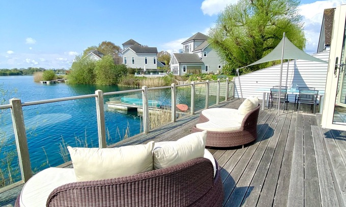 South Cerney Cabin | Large 4 Bedroom Lakeside Holiday lodge in the Cotswold. Sleeps 8-10