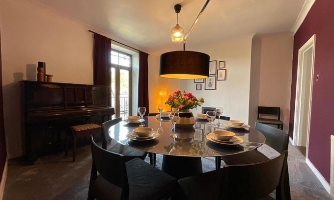 Hepworth House | Large 4 double bedroomed townhouse in central Holmfirth