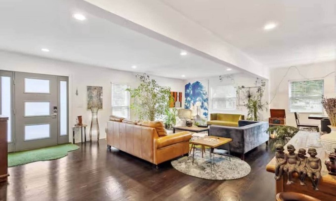 East Point House | Large 5 Bedroom Home Near Airport