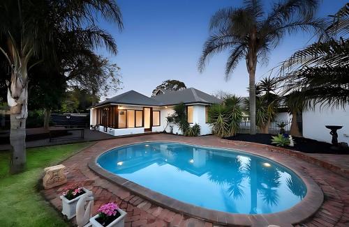Brighton East Villa | Large 5BR Home-Pool-BBQ-4 CarPark-Central Location