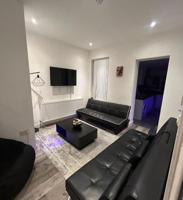 Watford House | Large 6 Bed 6 Bathroom House - Ideal For Families, Large Groups, Contractors & Business Travellers