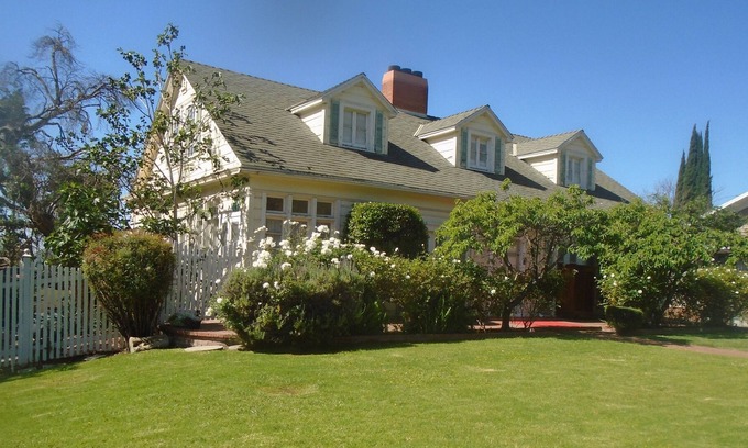 Glenwood House | Large 6 Bedroom home Beverly Hills area of Glendale, sleeps 12, with pool