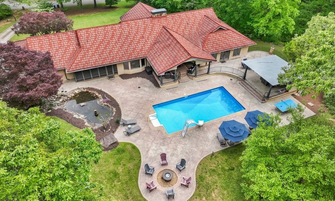 Gainesville House | Large 6-bedroom house with dream backyard! The ultimate getaway!