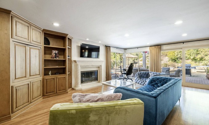 Woodland Hills House | Large 6 Bedroom House, Great Location and Valley Views