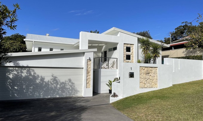 Coffs Harbour House | Large 6 room 4 bath 13 person centrally located Coffs home very comfortable
