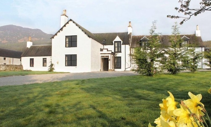 Newtonmore House | Large 7-bedroom Scottish house sleeping up to 15 in beautiful Highlands setting