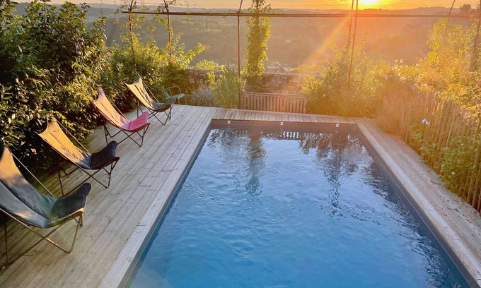 Domme House | Large air-conditioned house, garden, jacuzzi and swimming pool, in Domme.
