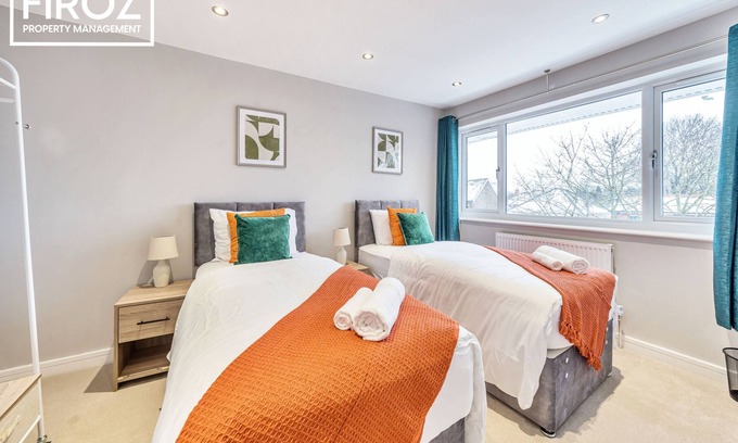 Rushmoor District House | Large Airport House with X2 FREE Parking
