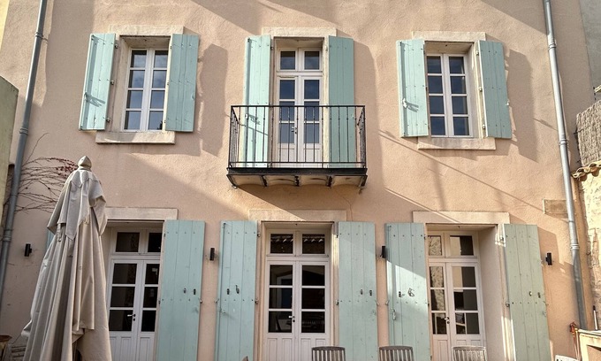 Gruissan House | Large antique dealer's house in a village with large private courtyard