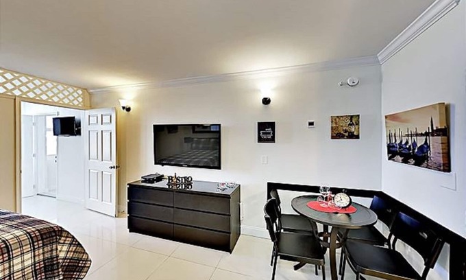 Galt Mile Resort | LARGE APARTMENT OCEAN MANOR RESORT