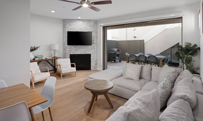 North Pacific Beach House | Large Beach Home | Ocean Views | Walk to Beach & Shops!