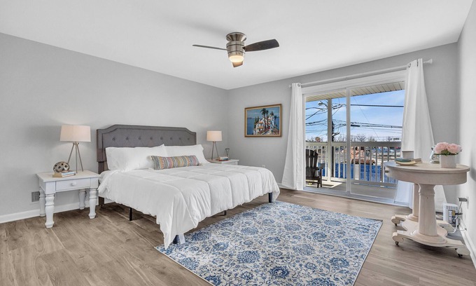 Keansburg House | Large Beach House &Front WaterPark