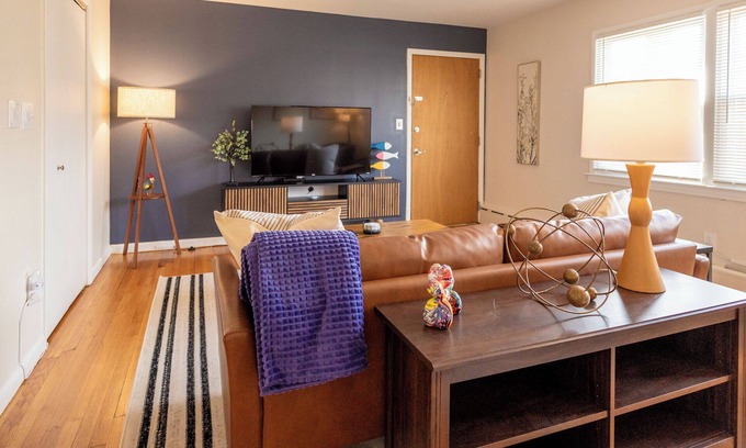 Belleville Apartment | Large Belleville 1 Bed - Pets OK, Parking, Laundry, Fios, Safe, Dog Park Nearby